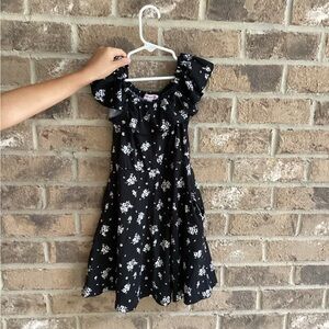 Girls dress size 6 has pockets